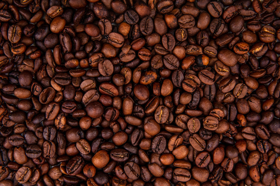 Primo piano di chicchi di caffè tostati di miscela arabica e robusta