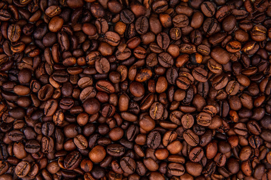 Primo piano di chicchi di caffè tostati di miscela arabica e robusta