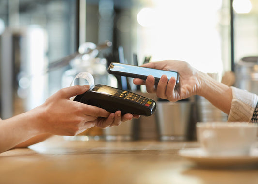Pagamento con carta contactless durante l'acquisto di caffè online in capsule e cialde
